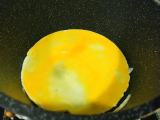 7、豇豆炒鸡蛋,加食用油，烧热，鸡蛋倒锅里；