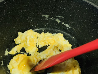 8、豇豆炒鸡蛋,炒均匀；