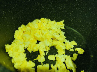 9、豇豆炒鸡蛋,快速炒香，起锅，倒碗里；