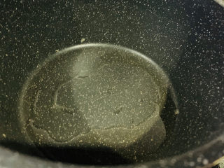 10、豇豆炒鸡蛋,锅里再加食用油；