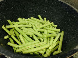 11、豇豆炒鸡蛋,加入豇豆；