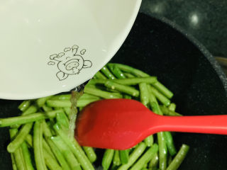 12、豇豆炒鸡蛋,炒一会，太干，加点清水；