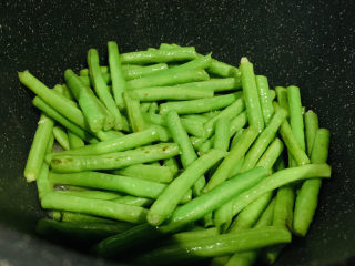 13、豇豆炒鸡蛋,继续炒；