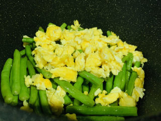 14、豇豆炒鸡蛋,加入鸡蛋；