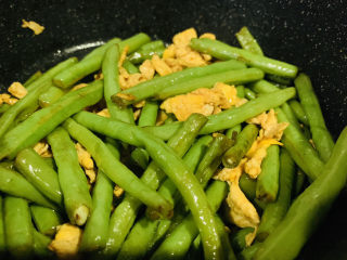 18、豇豆炒鸡蛋,翻炒均匀调料；