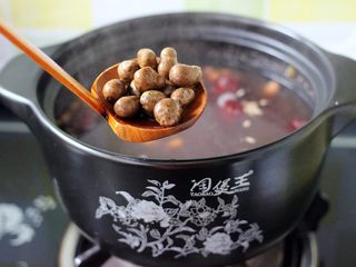 8、杂粮粥,加入洗净的山药蛋