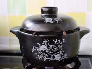 10、杂粮粥,盖上锅盖转小火继续炖煮40分钟、记住用两根筷子挡在锅沿边上、这样砂锅里的粥就不会往外扑了