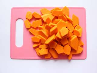 3、南瓜红枣发糕（适合14个月以上的宝宝）,南瓜去皮，切片