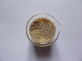 6、南瓜红枣发糕（适合14个月以上的宝宝）,将酵母粉和温水（不超过40度）拌匀融化，静止2分钟