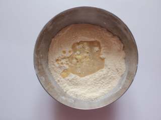 7、南瓜红枣发糕（适合14个月以上的宝宝）,将面粉和玉米面混合均匀，面粉中间开窝，加入酵母水