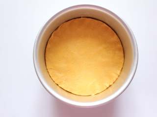 12、南瓜红枣发糕（适合14个月以上的宝宝）,放入面团按压平整