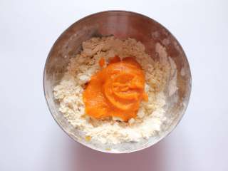 9、南瓜红枣发糕（适合14个月以上的宝宝）,再加入南瓜泥