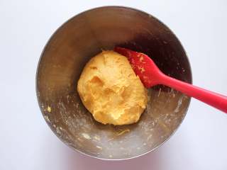 10、南瓜红枣发糕（适合14个月以上的宝宝）,拌均匀，成面团