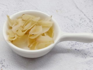 2、红糖暖身八宝粥,百合也是家中常备,煮八宝粥喜欢放一点,提前浸泡。