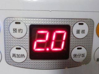 7、红糖暖身八宝粥,再按煮粥键即可。是不是很方便呀!一般煮粥也就2个小时就够了,也不用担心溢锅。