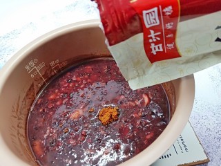 8、红糖暖身八宝粥,第二天起床就可以吃,趁热加入红糖搅拌均匀,营养均衡的早餐就是这么简单。