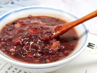 9、红糖暖身八宝粥,此粥黏甜味香、易消化、含有碳水化合物,老人孩子都适合食用!