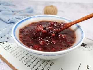 10、红糖暖身八宝粥,营养价值极其丰富、里面含有大量的矿物质、膳食纤维、微量元素,可以增强人体的免疫力。