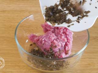 6、12m+彩色饺子(宝宝辅食),猪肉馅、木耳碎、香菇碎、白菜碎放入碗中~