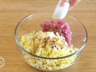 11、12m+彩色饺子(宝宝辅食),放入少量的盐、酱油、核桃油、香油进行调味~