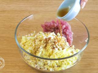 12、12m+彩色饺子(宝宝辅食),放入少量的盐、酱油、核桃油、香油进行调味~