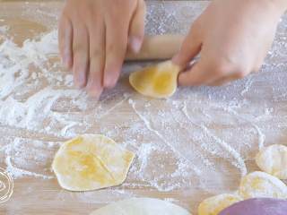 18、12m+彩色饺子(宝宝辅食),接着,就可以擀饺子皮了~