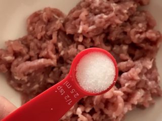 1、蘑菇馄饨,肉糜中放入1/2茶匙的盐。
