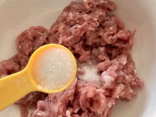 2、蘑菇馄饨,再放入1茶匙糖。