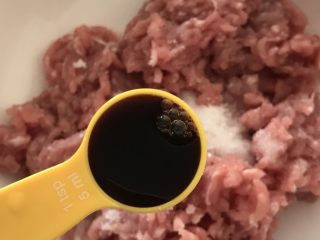 3、蘑菇馄饨,再加入1茶匙生抽，然后搅拌肉糜，把所有材料混合均匀。