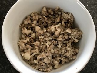 8、蘑菇馄饨,把蘑菇切成小粒。