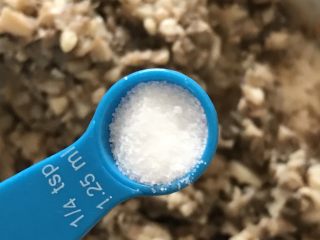 11、蘑菇馄饨,放入1/4茶匙盐拌匀入味十五分钟。