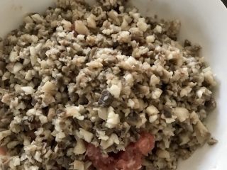 13、蘑菇馄饨,再和肉糜拌匀。