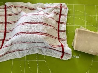 14、蘑菇馄饨,开始包馄饨，取出小部分馄饨皮，剩下的馄饨皮放在保鲜膜中密封好，并盖上湿布。