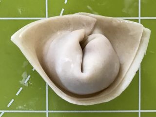 19、蘑菇馄饨,一头蘸水，两头捏紧。