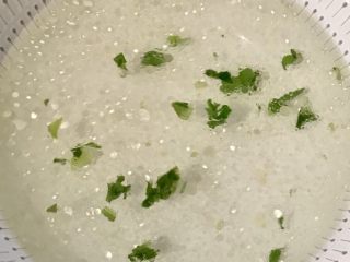 21、蘑菇馄饨,馅料很鲜美，清汤就好，碗里放入少量盐，麻油，葱花，开水冲泡就好了，不需要放味精。