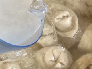 23、蘑菇馄饨,再次煮沸后放入些冷水，等再次煮沸后过一分钟就好了，若是速冻过的放两次冷水。
