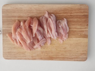 1、孜然鸡胸肉,鸡胸肉切细条，如果鸡胸肉比较厚可以从中间片开再切