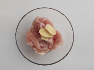 3、孜然鸡胸肉,鸡胸肉中加入三片生姜