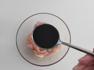 5、孜然鸡胸肉,碗内加入一勺生抽