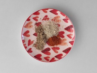 10、孜然鸡胸肉,一勺孜然，一勺白芝麻，一勺辣椒面混合备用