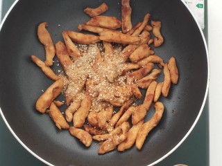12、孜然鸡胸肉,煎至金黄后倒入调料
