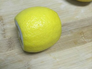 4、柠檬蜂蜜茶,柠檬切去头和尾。