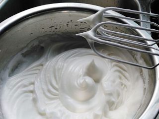 4、红枣戚风蛋糕,蛋清分三次加入60克白糖，打发至干性发泡