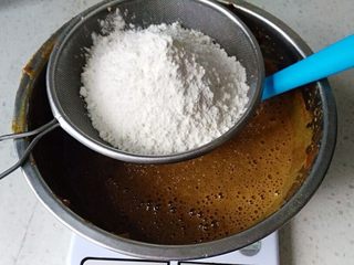 6、红枣戚风蛋糕,筛入低筋粉，搅拌均匀