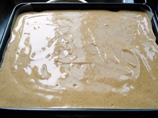 9、红枣戚风蛋糕,倒入铺了油布的深烤盘，用力震几下