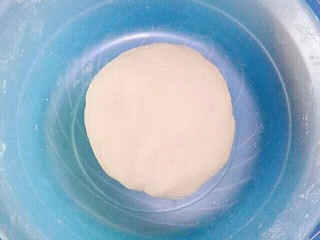 2、韭菜鸡蛋饼,在一点一点的加水,用手揉成面团