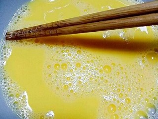 4、韭菜鸡蛋饼,鸡蛋打散加入两勺温水搅拌均匀