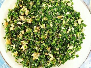 9、韭菜鸡蛋饼,把馅料倒在上面摊均匀