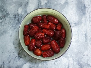 2、枣泥磅蛋糕,红枣提前浸泡1小时，清洗干净