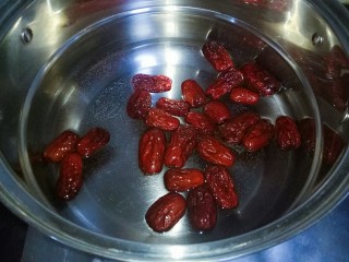 3、枣泥磅蛋糕,锅中放适量水，加入红枣，煮15分钟